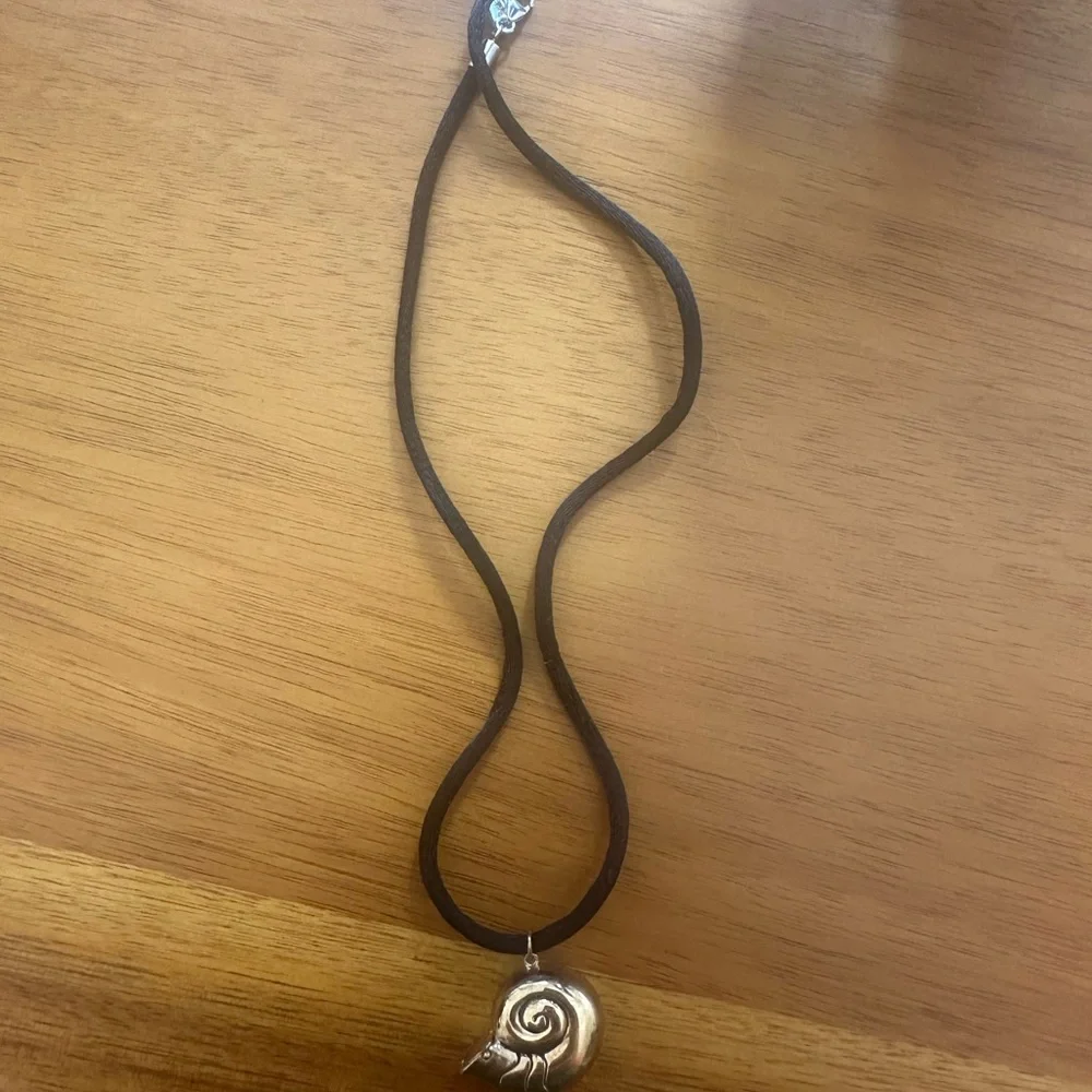 Disney x Rocklove Ursula’s Shell Locket - Picture 2 of 4